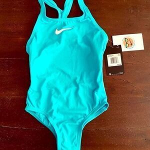 𝅺nike Girl's Essential Racerback One Piece